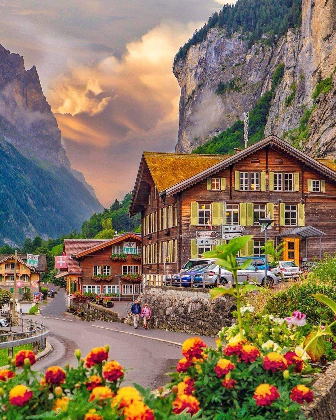 Lauterbrunnen_Switzerland_030921A