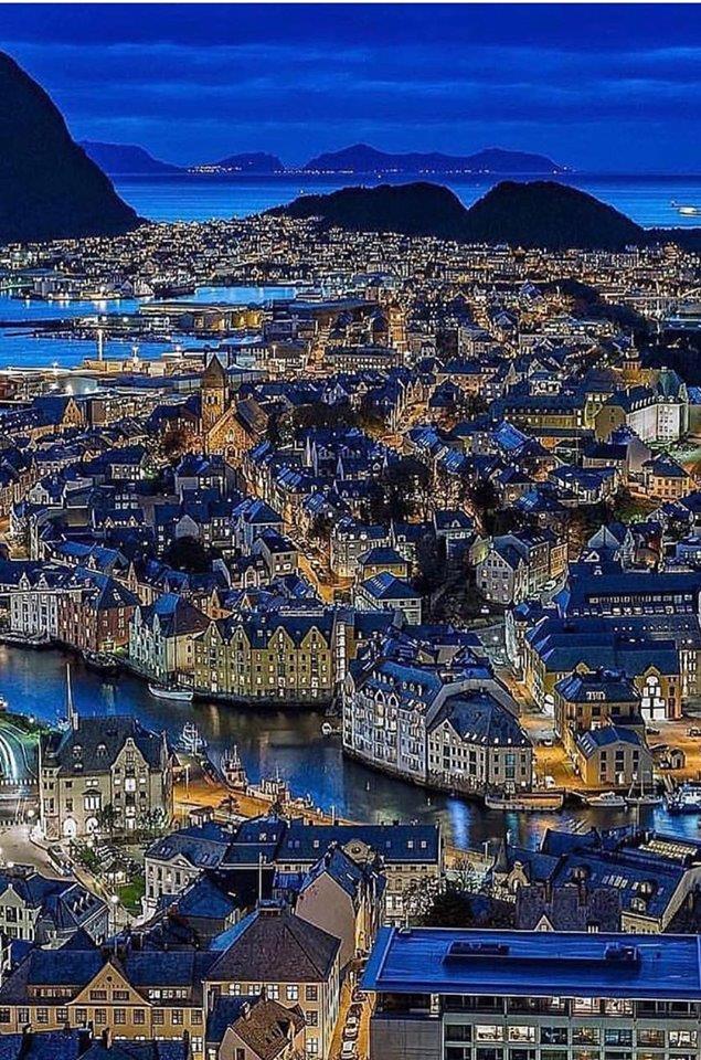 Alesund_Norway_100221A